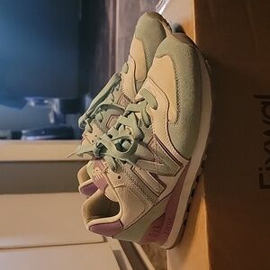 New Balance purple/teal/white size: 8